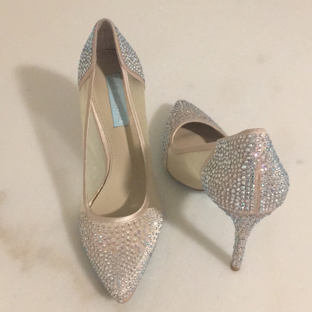 Betsey Johnson Size 7 Cream Crystal Heels